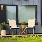 & Luxurious New With Private Patio Daire *