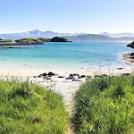 Daire & Luxurious New With Private Patio Tromsø