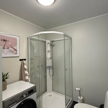 & Luxurious New With Private Patio Leilighet