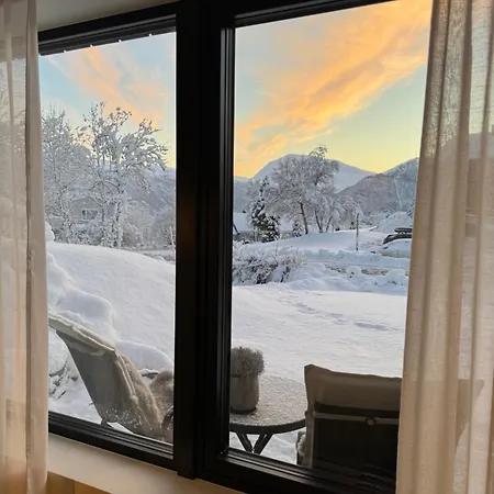 & Luxurious New With Private Patio Leilighet