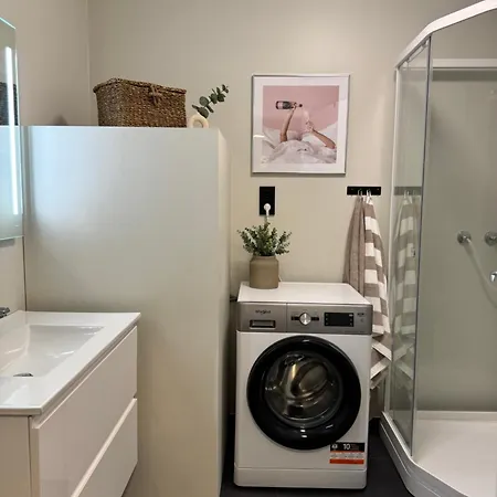 & Luxurious New With Private Patio Apartment *